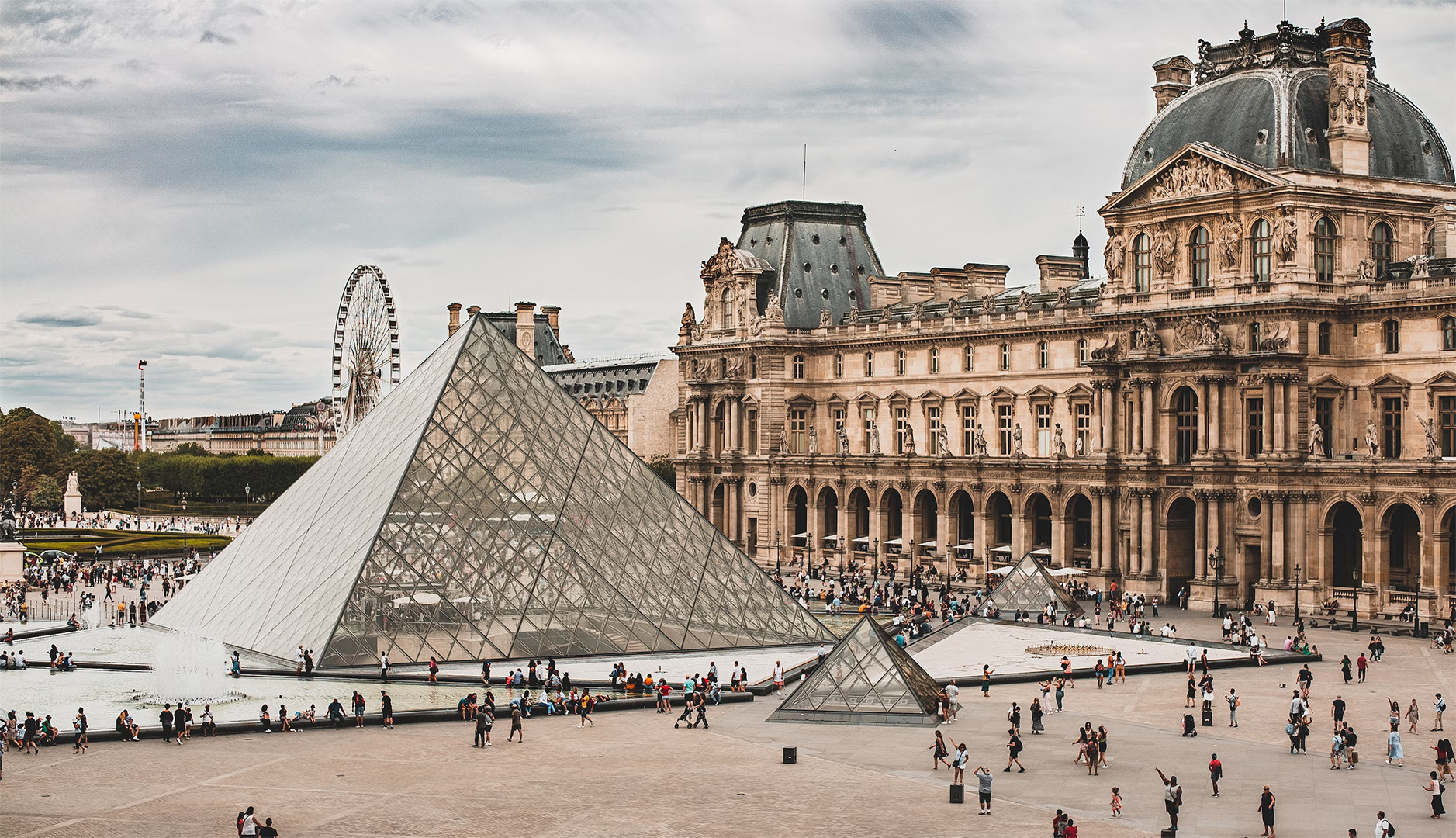 متحف اللوفر والأهرامات الشهيرة ، باريس